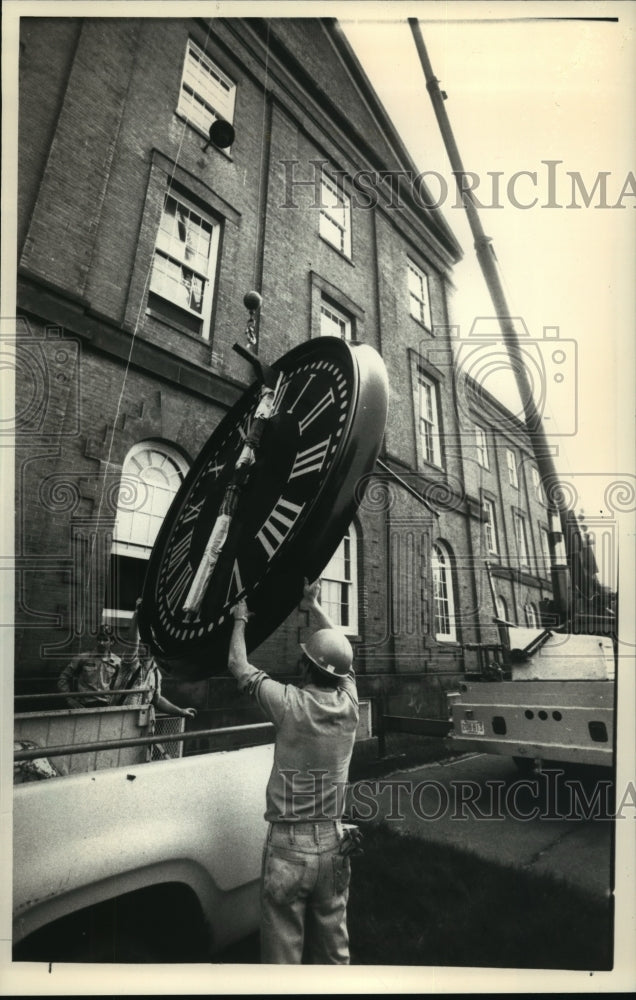 1988 Press Photo Armory Museum Gets a Refurbished Clock Massachusetts-Historic Images