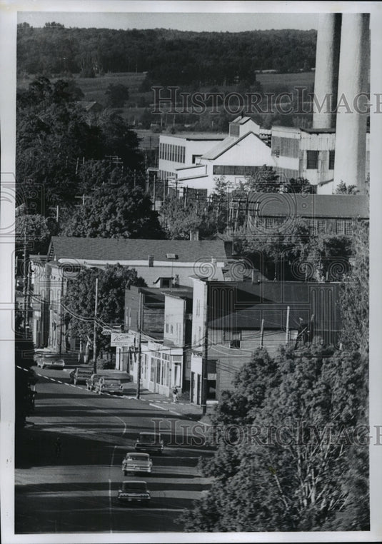 1969 Press Photo Hubble main street under the brooding shadow of its closed mill-Historic Images