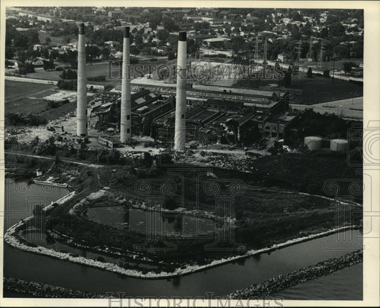 1987 Press Photo Demolition of the Lakeside Power Plant in Saint Francis-Historic Images