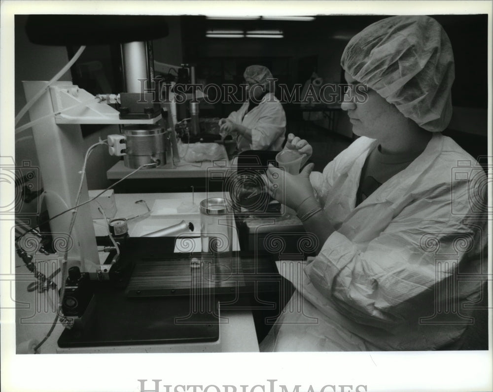 1993 Press Photo Wis. Pharmacal employee Dawn Delmage testing female condoms-Historic Images
