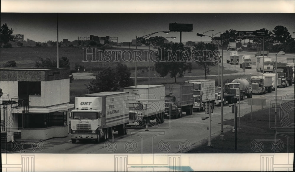 1987 Press Photo Wisconsin State Patrol Check at Kenosha County Truck Check-Historic Images