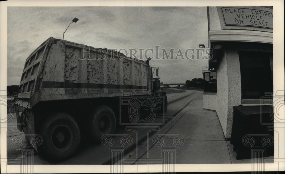 1987 Press Photo Overweight Truck at Wisconsin State Patrol Truck Scale-Historic Images