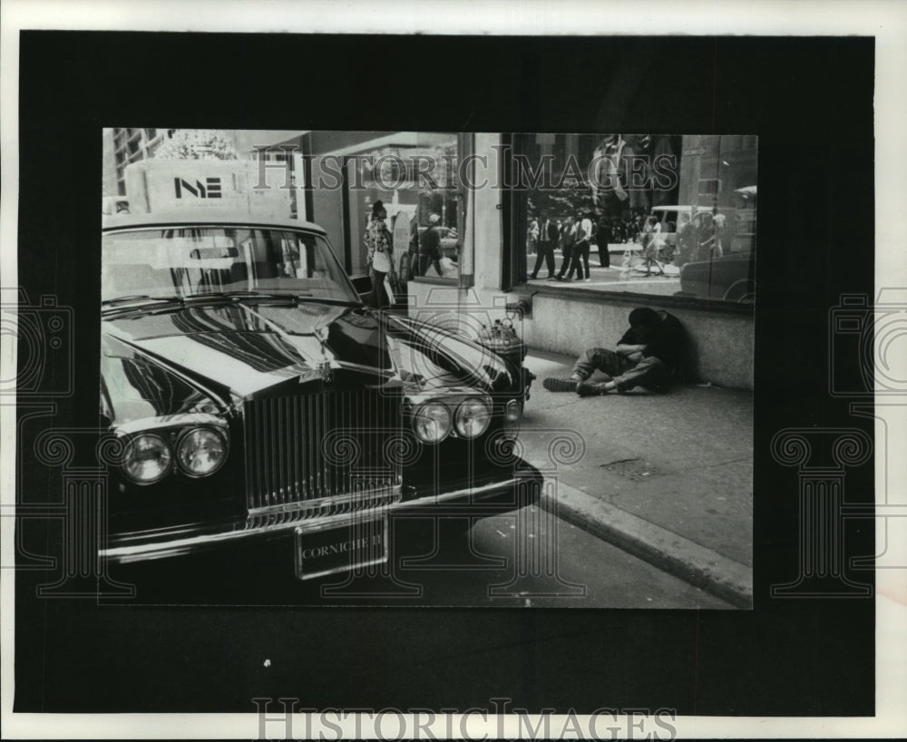 1991 Press Photo Contrast Between Poverty and Wealth on New York City Streets-Historic Images
