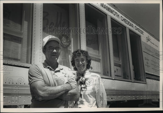 1989 Press Photo Pat Patterson and Susan Hughes with the Belle of Wisconsin-Historic Images