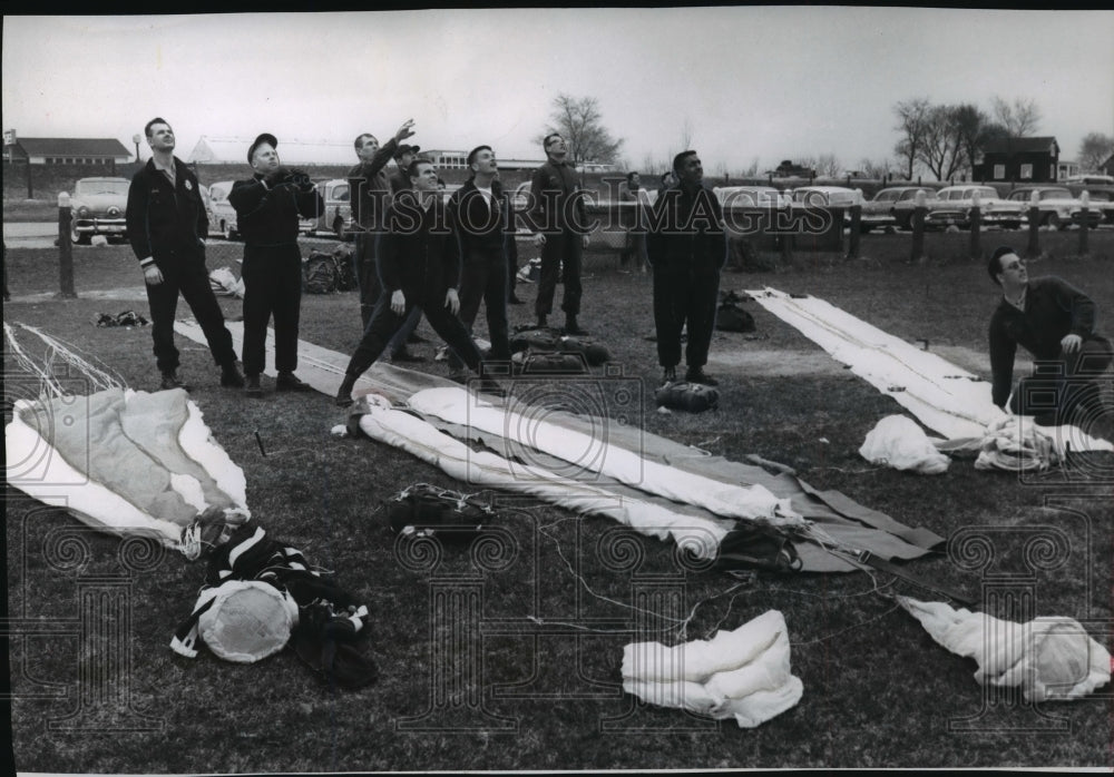 1961 Press Photo Members of the Wisconsin Sky Divers Parachute Club - Historic Images