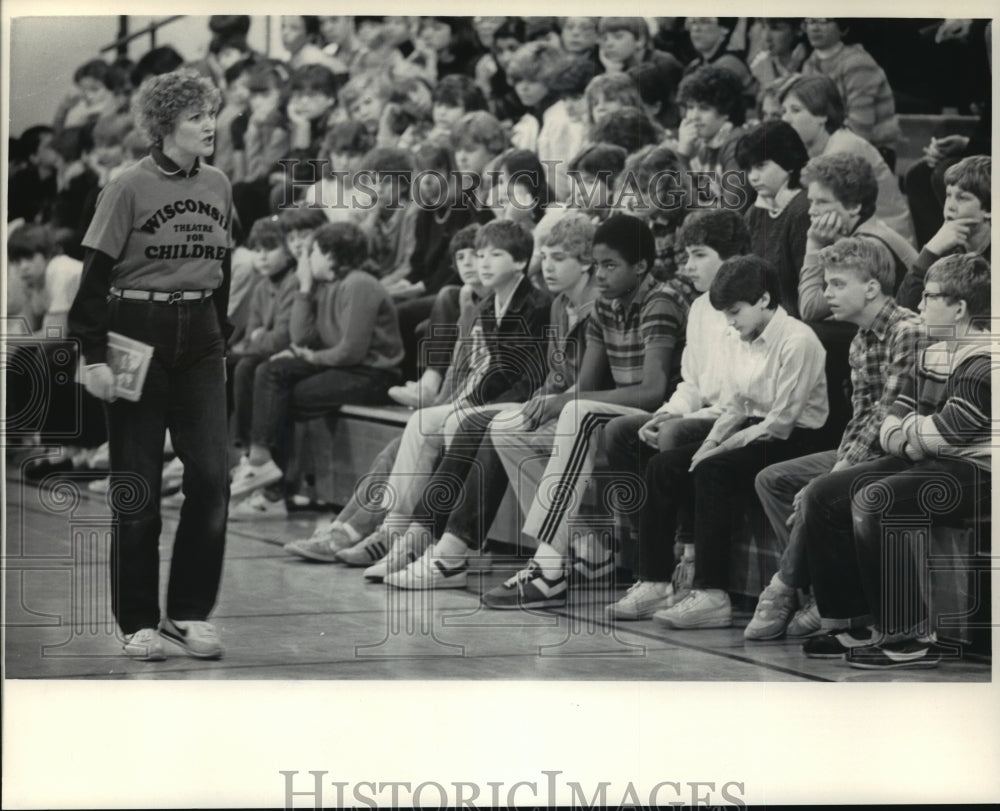 1984 Press Photo Wisconsin Theatre for Children Staff @ Lake Shore Middle Schoo.-Historic Images