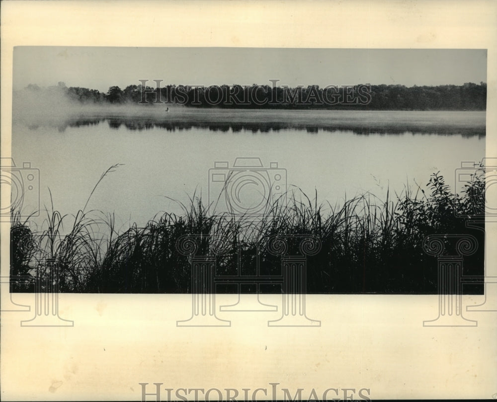 1984 Press Photo Middle Genesee Lake Fishing, fisherman nearly hidden by mist-Historic Images