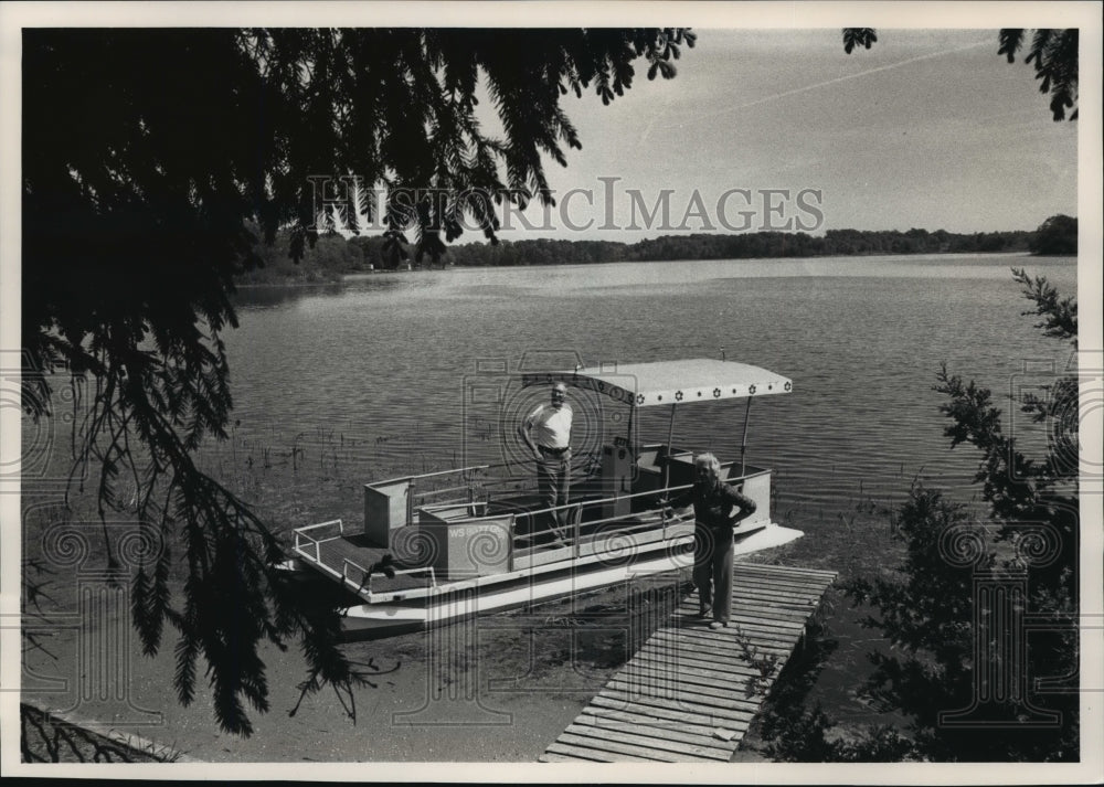 1988 Press Photo Ted Leverenz and Pontoon on Lake Lawrence - mja55992-Historic Images