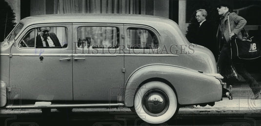 1984 Press Photo An Old Limousine Draws Attention Across from Central Park-Historic Images