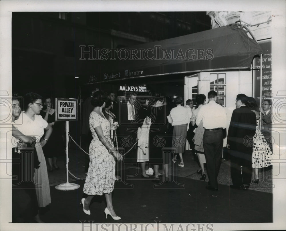 Press Photo Playgoers at Shubert Alley in New York - mja56124-Historic Images