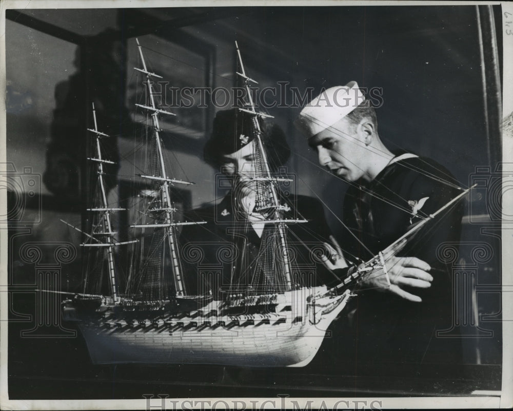 1949 Press Photo Dorothy Greene and Lee Hill Shown in Mariners&#39; Museum Virginia-Historic Images