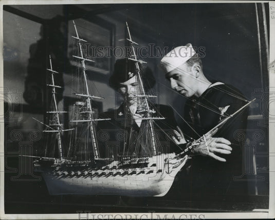 1949 Press Photo Dorothy Greene and Lee Hill Shown in Mariners' Museum Virginia-Historic Images