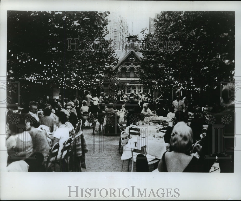 1973 Press Photo Al Fresco Dining at Central Park's Tavern-on-the-Green New York-Historic Images