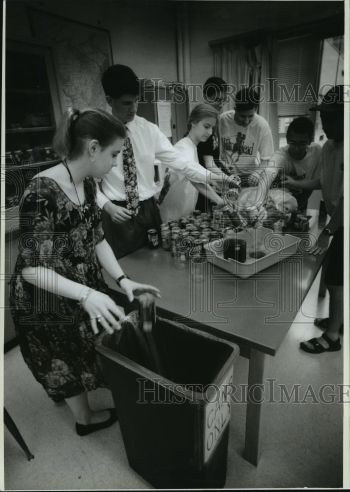 1993 Press Photo Students Sort Cans For The Recycling Program At Brookfield High - Historic Images