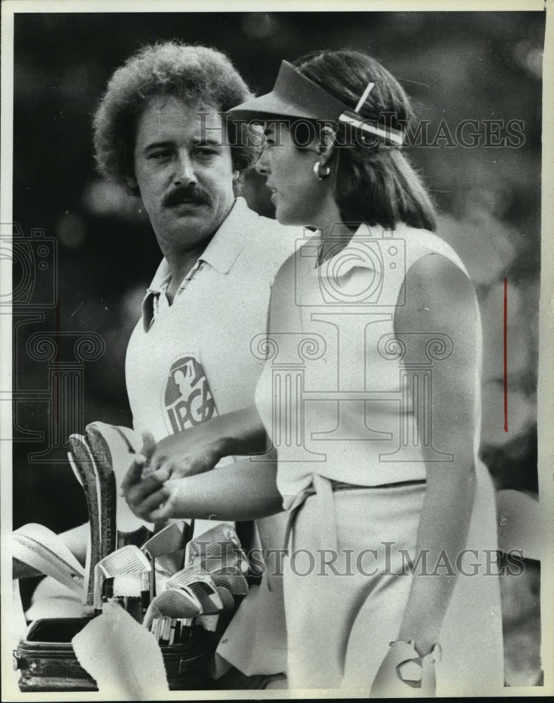 1978 Press Photo Nancy Lopez Discussing Her Golf Shot With Caddy Roscoe Jones-Historic Images
