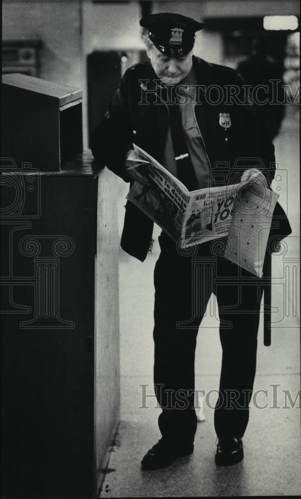 1984 Press Photo NYC Police Officer Relaxing During Station Rounds - mja56275-Historic Images