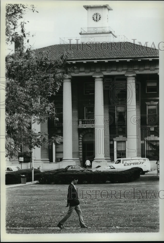 1982 Press Photo A Patient Outside of Saint Elizabeth&#39;s Hospital in Washington-Historic Images