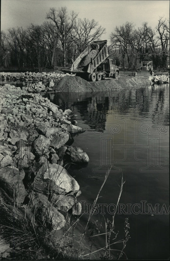1986 Press Photo Dump Trucks Build Temporary Path Across Murphy&#39;s Cut by Buffalo-Historic Images
