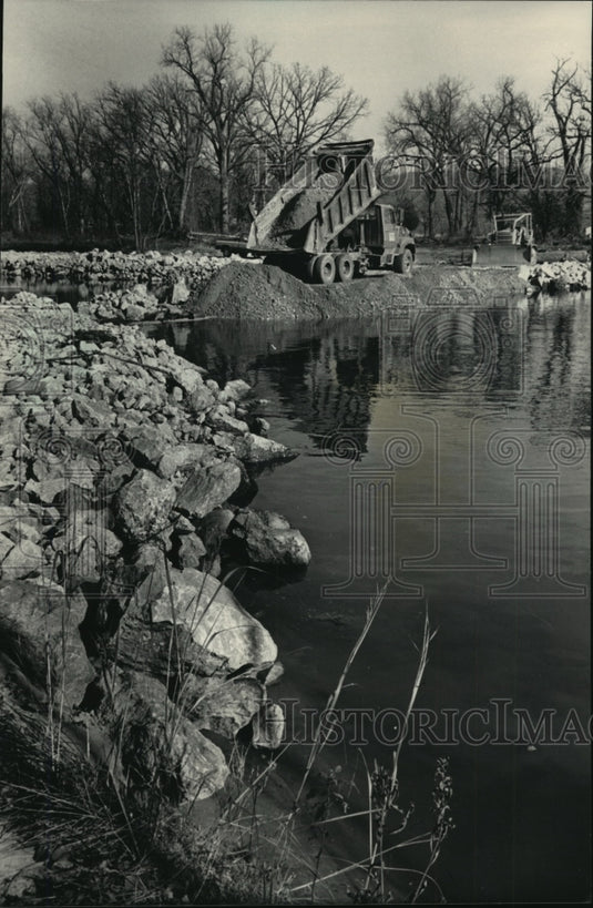 1986 Press Photo Dump Trucks Build Temporary Path Across Murphy's Cut by Buffalo-Historic Images
