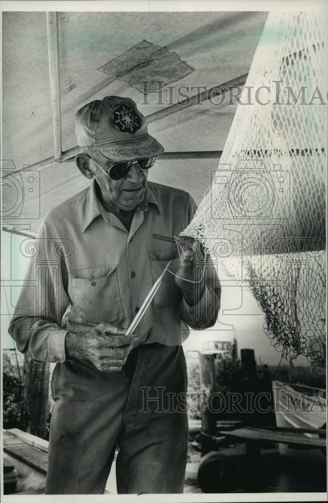 1988 Press Photo Fisherman Pete Billiot Repairs Net on His Boat in Louisiana-Historic Images