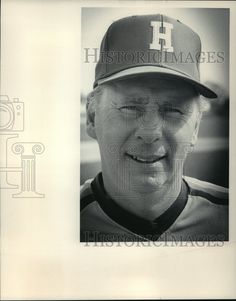1986 Press Photo Coach at Milwaukee Hamilton High School Dick Hrlevich-Historic Images