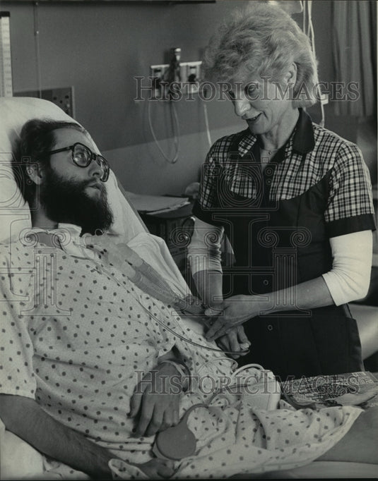 1985 Press Photo Lou Gehrig patient Jerry taken care of by mother Darleen Rossi
