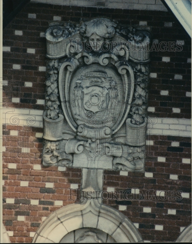 Press Photo Wisconsin State Seal Inside This Hotel Wisconsin Exterior Ornament-Historic Images
