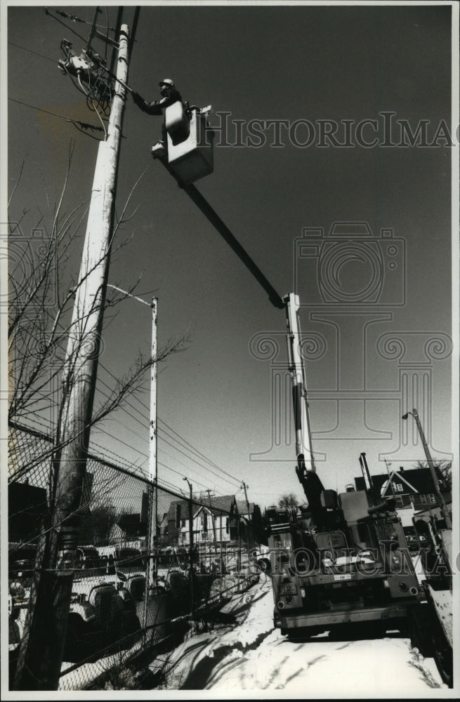 1995 Press Photo Lineman in Cherry Picker, Wisconsin Electric Power Company-Historic Images