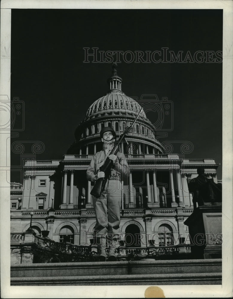 1942 Press Photo Soldier In Front Of Washington D.C. Capitol Building-Historic Images