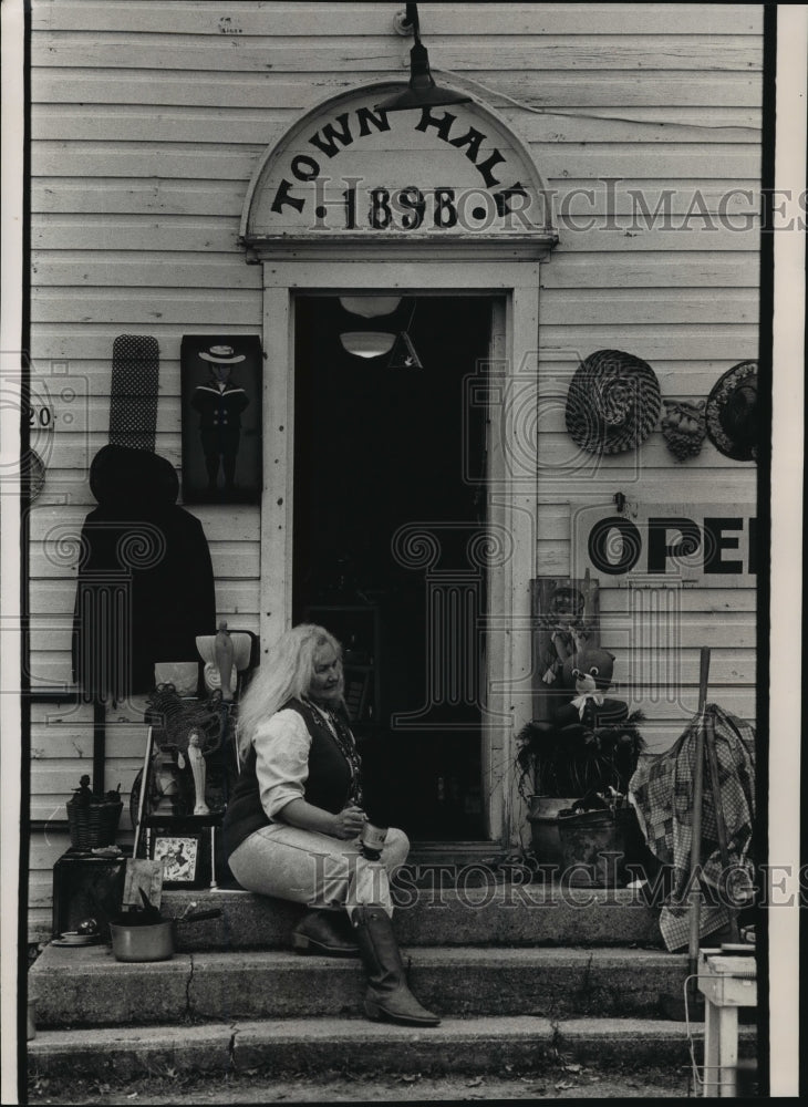 1992 Press Photo Ruth Carr in Front of her Antique Shop, Wisconsin Rapids-Historic Images