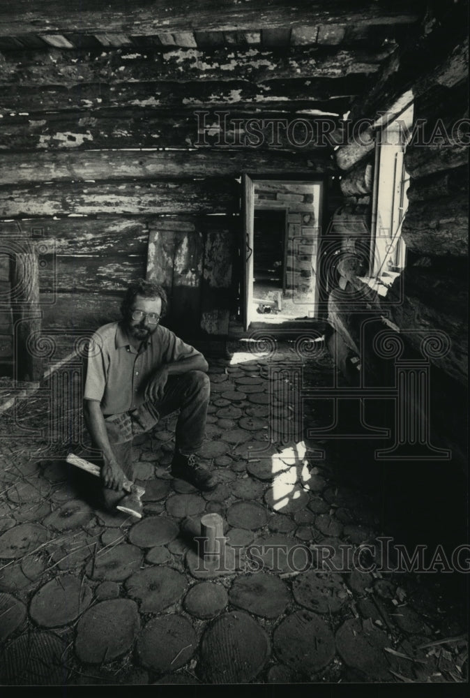 1987 Press Photo Mike Grimm Installs Floor at Heritage Hill State Park-Historic Images