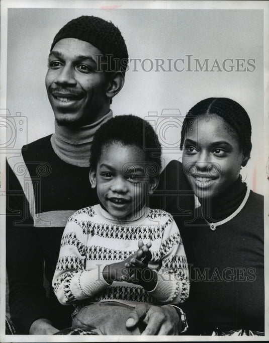 1973 Press Photo Larry McNeill, Wife Gloria, and Son Larry Jr. - mja56744-Historic Images