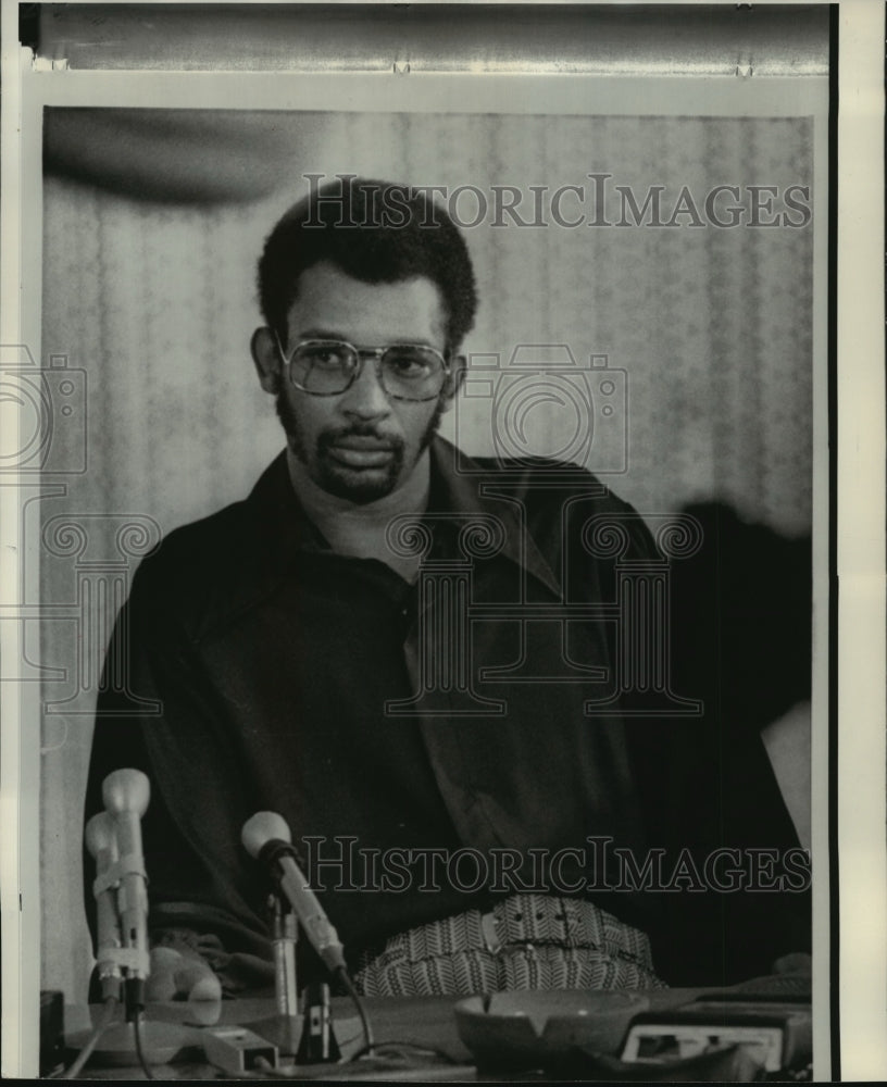 1973 Press Photo Jim McDaniels, Seattle SuperSonics Player, at Press Conference - Historic Images