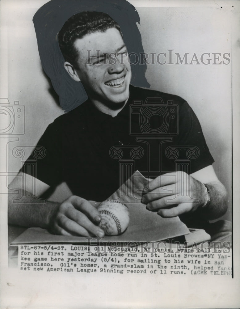 1951 Press Photo Gil McDougald, New York Yankees, Wraps Home Run Ball-Historic Images
