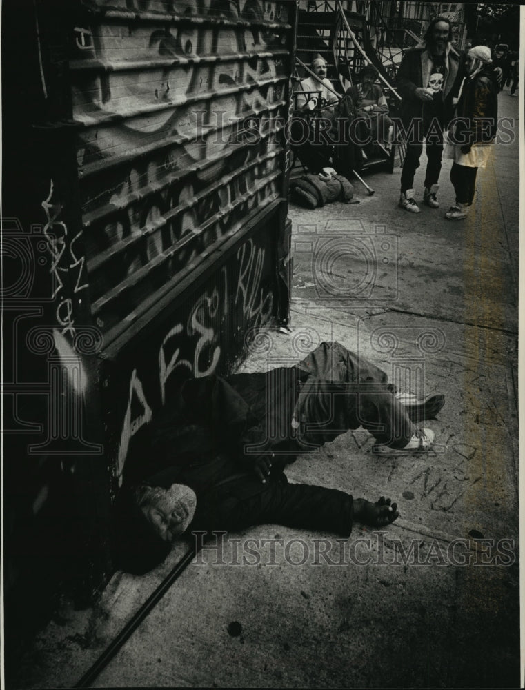 1990 Press Photo New York City-- Homeless out number the prosperous - Historic Images