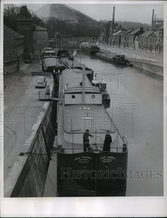 1955 Press Photo Abbe Renchon and his Pilot at Bow of Spes Nostra, Belgium-Historic Images
