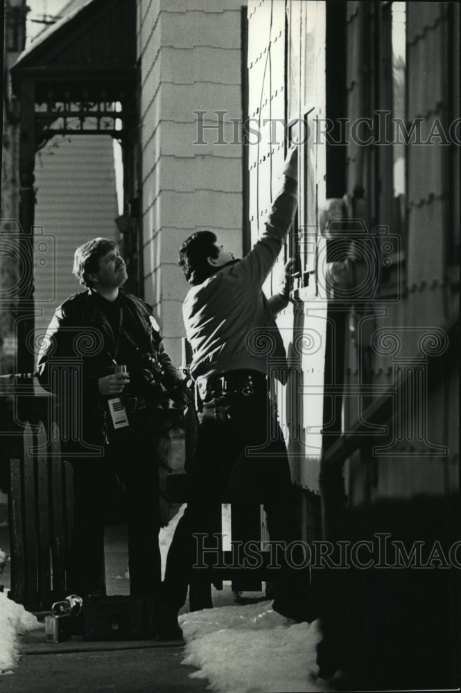 1990 Press Photo Police Check Windows at Rita M. Bruskewitz Murder Crime Scene-Historic Images
