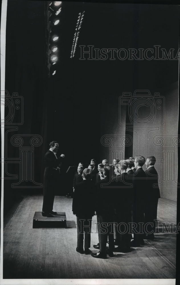 1968 Press Photo Conductor Luis Berber Directs Texas boys Choir at Shorewood-Historic Images