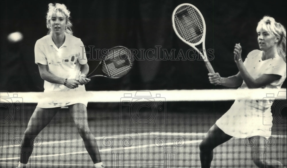 1988 Press Photo Teri And Tami Whittinger Milwaukee Tennis Classic - mja56965-Historic Images