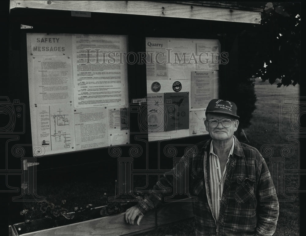 1989 Press Photo Ray Rassel in Harrington Beach State Park, Wisconsin-Historic Images