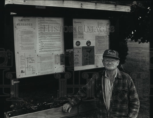 1989 Press Photo Ray Rassel in Harrington Beach State Park, Wisconsin-Historic Images