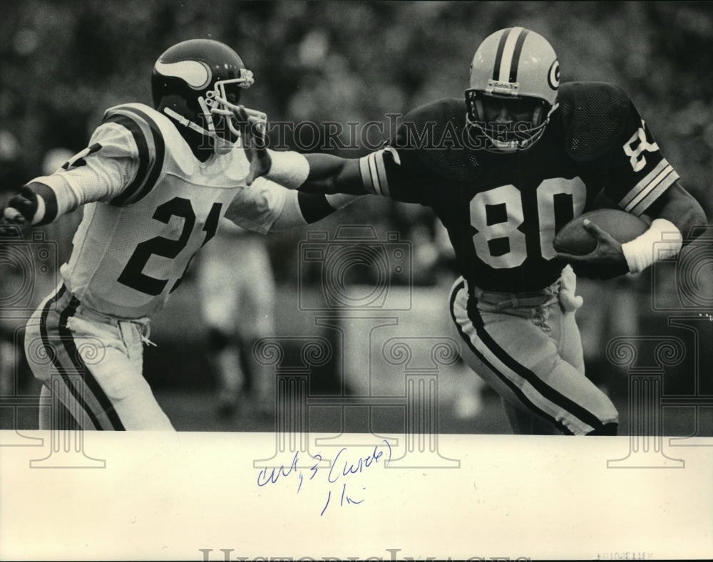 1983 Press Photo James Lofton Runs Past Rufus Bess in Packers&#39; Loss to Minnesota-Historic Images