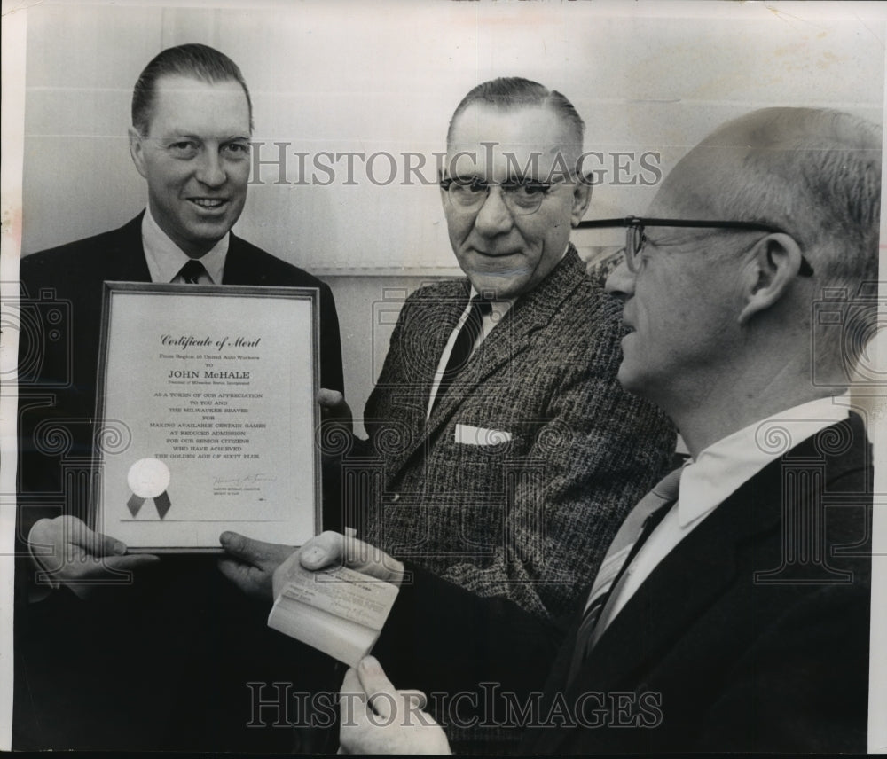 1964 Press Photo John McHale President of Milwaukee Braves Presented Certificate-Historic Images