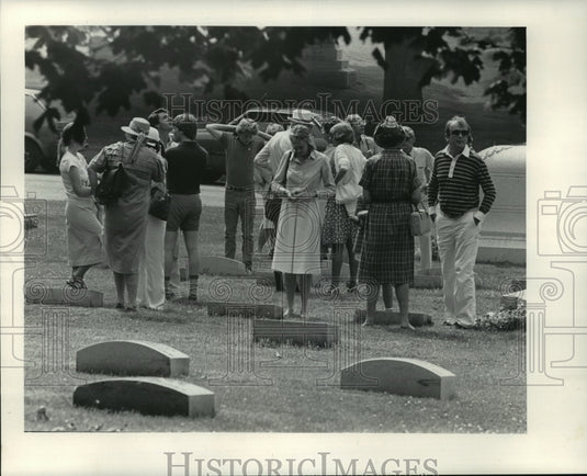 1983 Press Photo George Brumder descendants reunion in Forest Home Cemetary-Historic Images