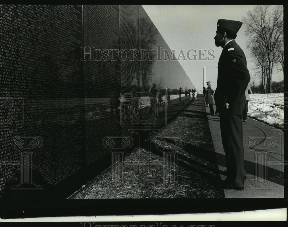 1983 Press Photo Keith Benson of Des Moines Searches Vietnam Veterans Memorial-Historic Images