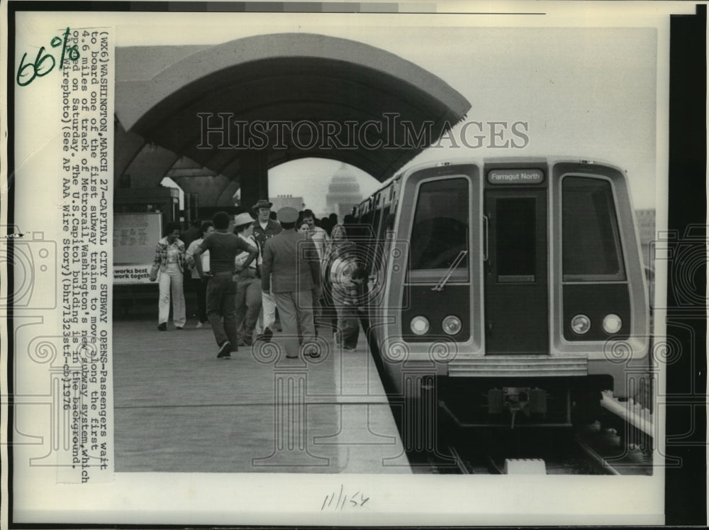 1976 Press Photo Passengers Wait to Board One of First Subway Trains Washington-Historic Images