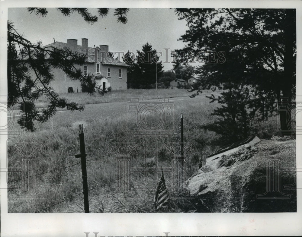 1974 Press Photo Old School and Cemetary All That Remains of Chittamo, Wisconsin - Historic Images