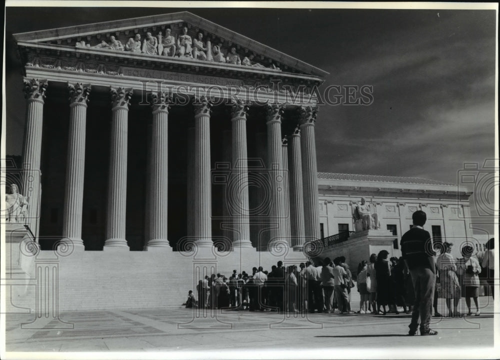 1990 Press Photo People Lined Up Outside the Supreme Court for a Court Session-Historic Images