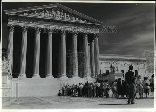 1990 Press Photo People Lined Up Outside the Supreme Court for a Court Session-Historic Images