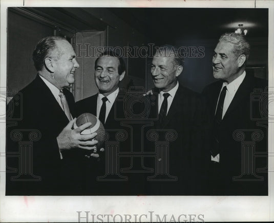 1967 Press Photo Bears' Cecil Isbell(clutching the ball) talks over the old days-Historic Images